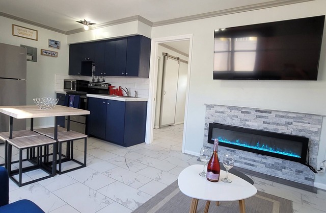 Upscale Newly Renovated Modern 1 bed/1 bath!