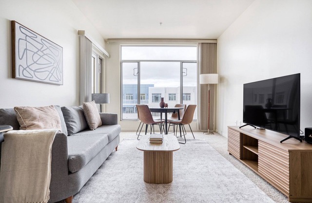 Upscale Palo Alto 2BR w/W/D & Pool, walk to Pinterest, by Blueground