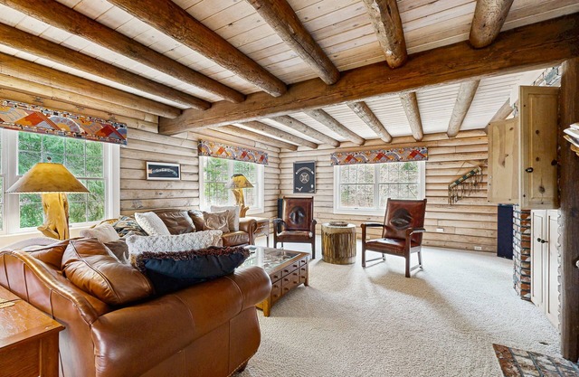 Upscale Riverfront Lodge with Firepits & Game Room - Close to Mt. Adams