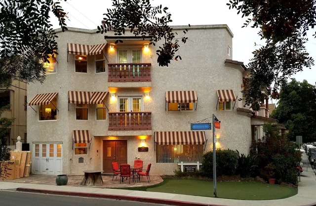Upscale, Spacious & Newer Tuscan Inspired 2 Bedroom 2.5 Bath. Great Reviews.