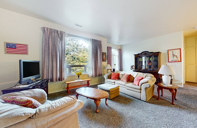 Upstairs Apartment with River Views, Free WiFi, A/C, & Beach Nearby