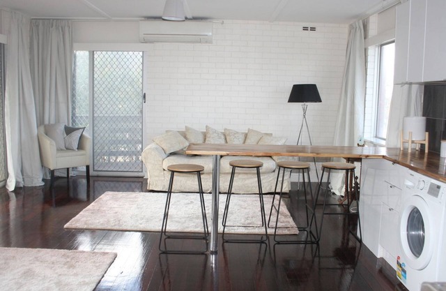 Upstairs at Green:Executive Apartment