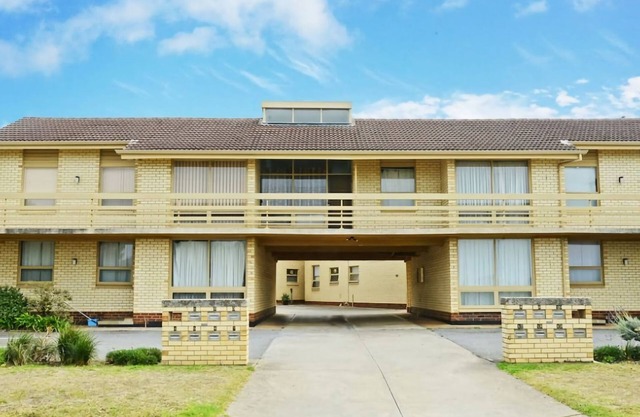 Upstairs Beachfront Unit in Central Location