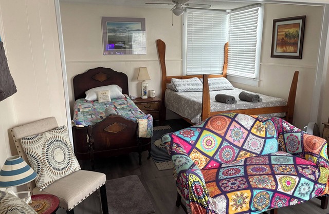 Upstairs retreat with private stairs. Pet friendly. 23ft boat parking.