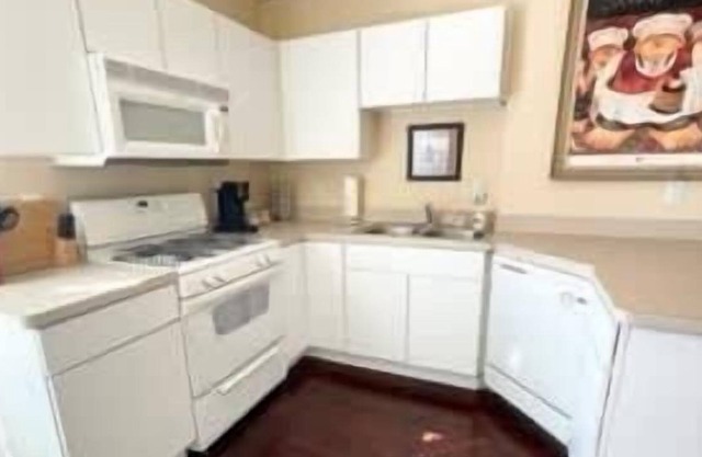 Upstairs Studio w/King Bed, Walking distance to Beach & shops!
