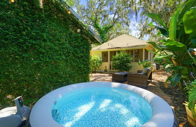 Uptown Bungalow - Soak up the season - new hot tub!