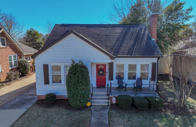 Uptown Charmer - Walk to shopping, restaurants, campus and more!