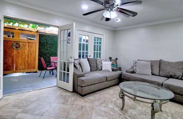 Uptown Comfort townhome w/patio and POOL access (Galleria)!