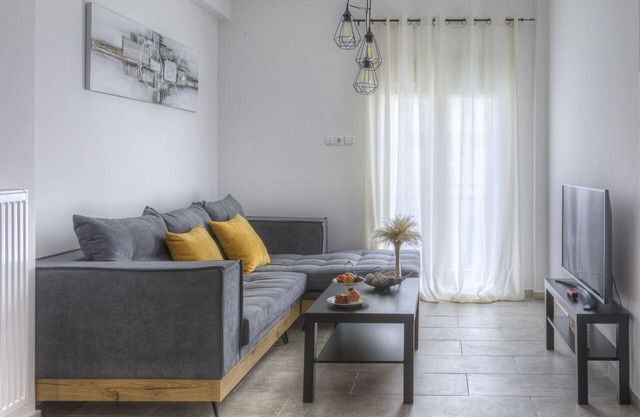 Urban Breeze: Your Oasis in Koukaki, Moments from Acropolis, Plaka, and Thisio