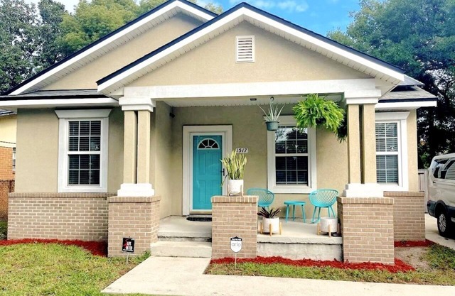 Urban Bungalow 5min to Ever-bank Field