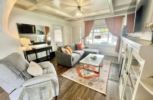 Urban Bungalow-near park, ISU, hospital, & freeway