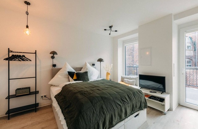 Urban Chic | Smart TV | Perfect for Two