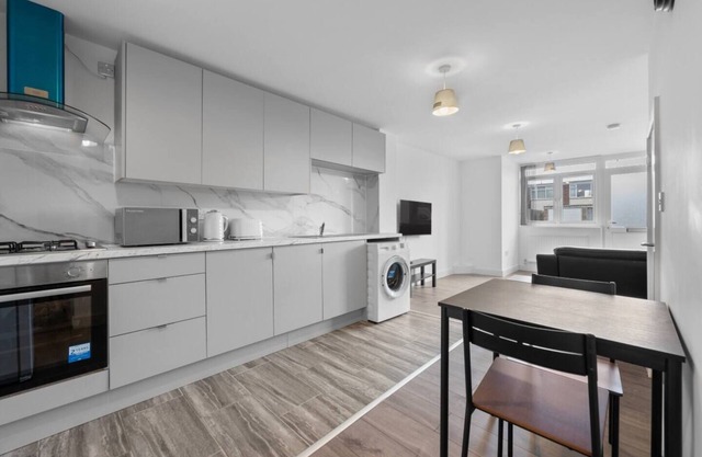 Urban Comfort: Stylish 3BR 2BATH with FREE Parking