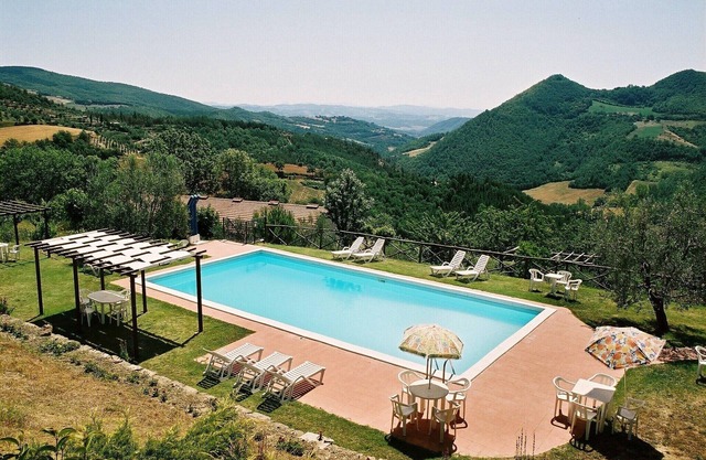 Urban farmhouse in Umbria with pool