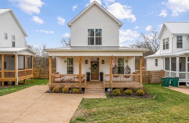 Urban Farmhouse - 4 bed, 3 bath - 1 ACRE YARD