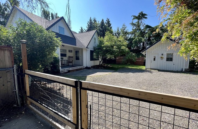 Urban Farmhouse; Remodeled, Fenced, Pet Friendly
