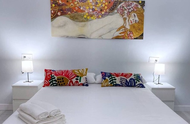 Urban flat reformado con escritorio trabajo y wifi