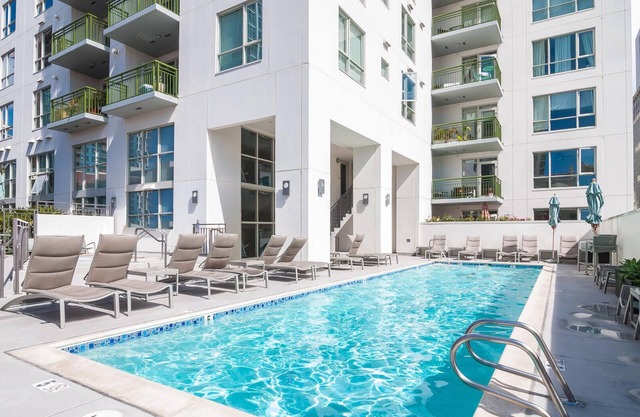 Urban Hi-Tech 2 BR Escape in Little Italy~Near Bay, Gas Lamp & Beaches!