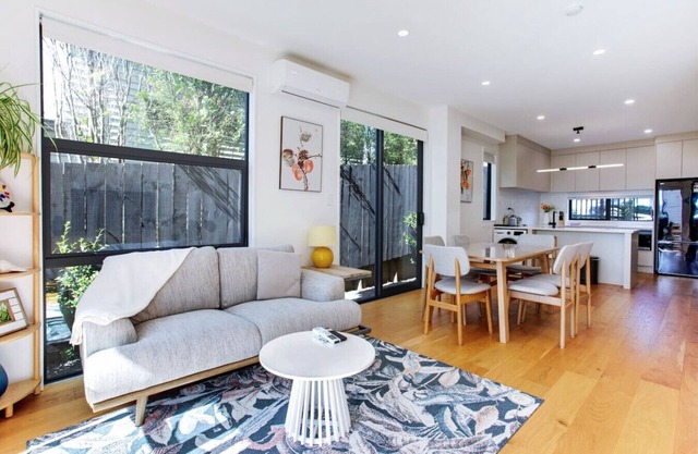 Urban Ellerslie 3BR Escape with Parking & Air-Con