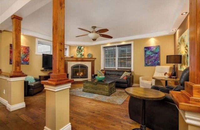 Urban Oasis: 4BR Rooftop Retreat With Hot Tubnn
