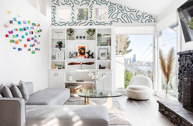Urban Oasis: Bright Loft with City View Near Ferry