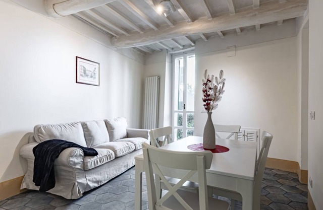 Urban Oasis: Central Apartment with Garden