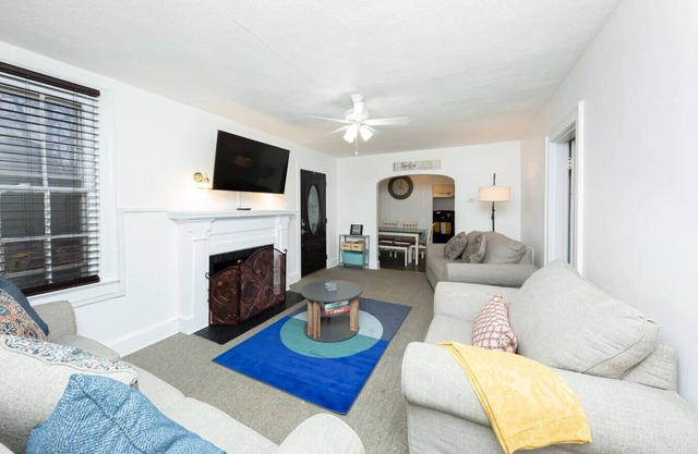 Urban Oasis: Vibrant Charm 5 Mins from DC!