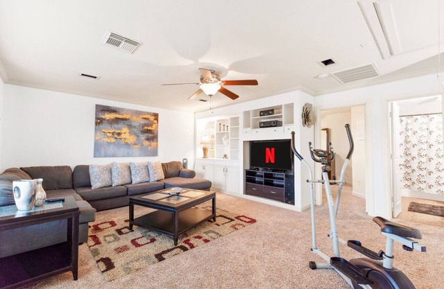 Urban Oasis w/King Bed Office Fast Wifi Laundry