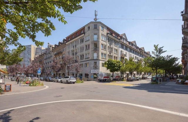 Urban Oasis with Queen Bed and City View (BE-22)