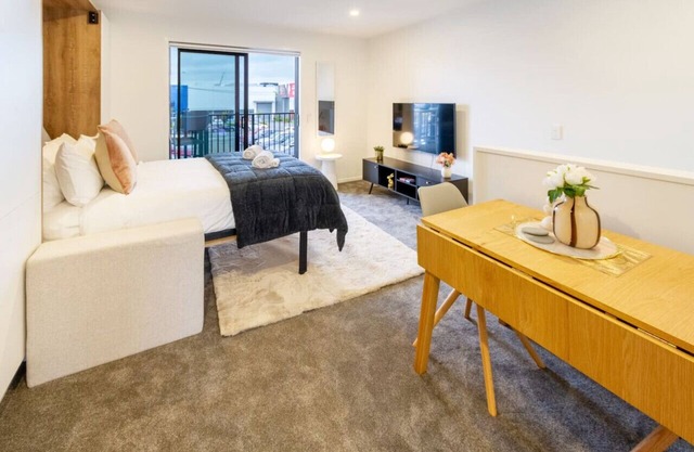 Urban Retreat at 8 Wilmer: Upper Level Studio Gem