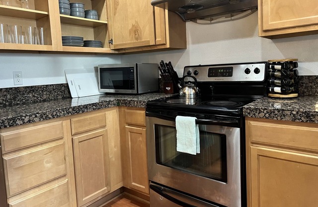 Urban Verdant Nest in SE PDX 4th bedroom/office/20 mins to PDX airport