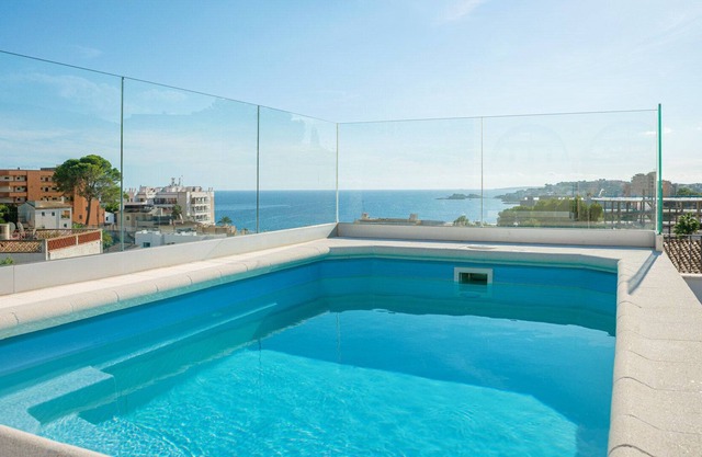 Urban villa Harmonia rooftop pool with sea views