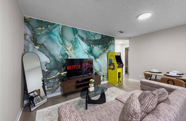 UT Gaming Suite! Sleeps 5 ! Stay for F1, ACL, Etc!