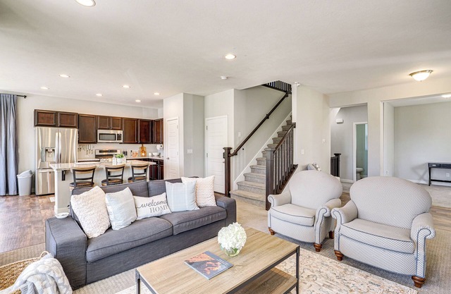 Utah Family Home: Pool & Tennis Court Access