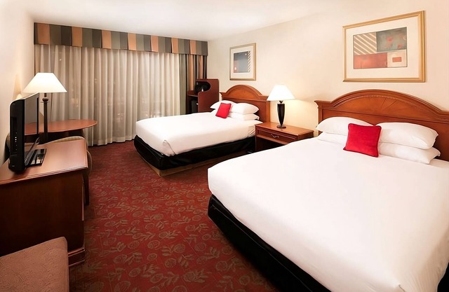 Utah Getaway! 2 Comfy Beds, Pool, Restaurant