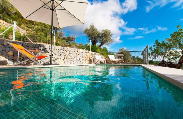 V. Mancor, Pool and Mountain Views
