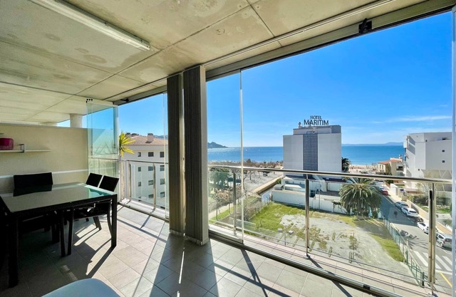 V012 - Maritim, Espléndido apartamento con vistas al mar.