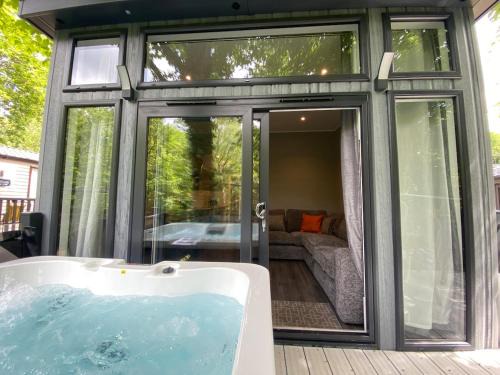 V18 - Rivers Edge with Hot tub