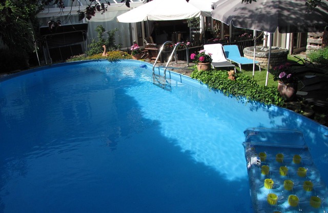 Vacation apartment for up to 6 people with sunny courtyard, garden and pool