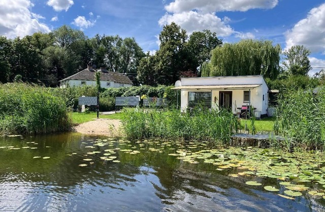 Vacation accommodation by a private lake, surrounded by nature in Ketzin, not far from Berlin