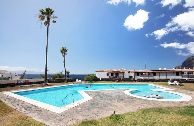 Vacation Apartment 'Apartamento Cerca De La Playa' with Shared Pool, Wi-Fi and Air Conditioning