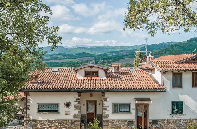 Vacation apartment 2 km above Pratovecchio: simple, functional furnishings; garden patio with barbec