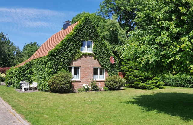 Vacation apartment directly on the North Sea with large garden and covered terrace