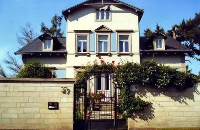 Vacation apartment 130 sqm in an elegant villa on the Elbe slope