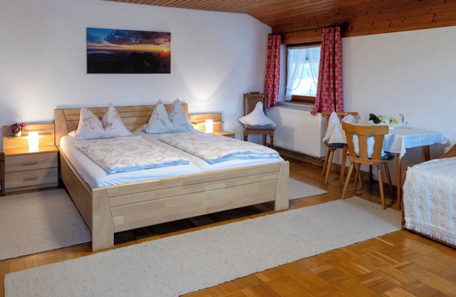 Vacation apartment Wiesenblick, upper floor, 50 sqm, 2 - 5 pers. Bedroom, balcony