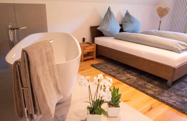 Vacation apartment Honeymoon, 55 sqm, 1 bedroom, free-standing bathtub, max. 4 persons