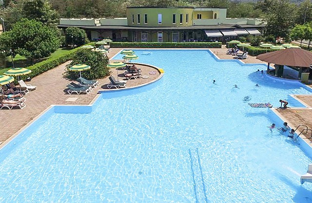 Vacation apartment on the second floor with large communal pool, a few meters from the sea.