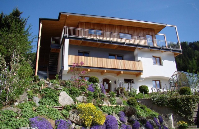 Vacation apartment Serlesblick with direct access to the ski slope, WLAN and terrace