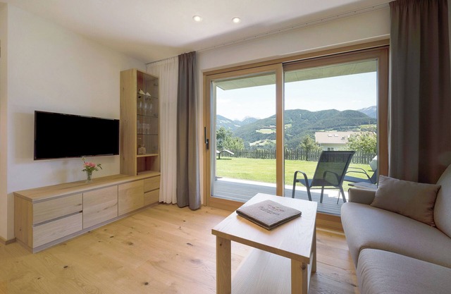 Vacation Apartment "Teutenhofer Kastanie" on the Farm with Mountain View