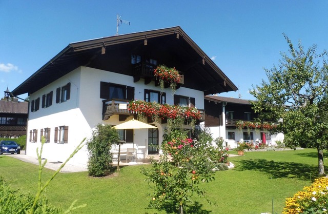 Vacation apartment Wennesz 2 on Lake Chiemsee with south-facing balcony, mountain view and WLAN